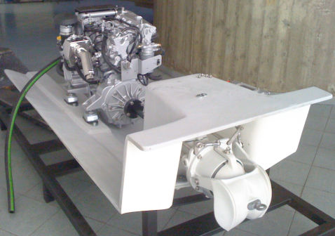 13HPE 110 lóerős motor Alamarine JET 160 JetDrive-val