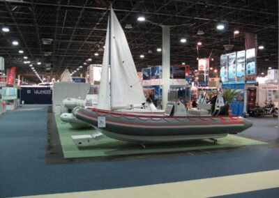 A Hanex területe a Budapest Boat kiállításon. Gumihajók, vitorlás és Prestige mentőhajó.