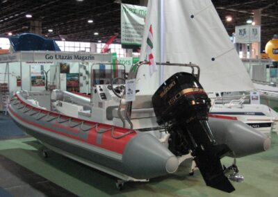 A Hanex területe a Budapest Boat kiállításon. Gumihajók, vitorlás és Prestige mentőhajó Suzuki 150 lóerős hajómotorral.