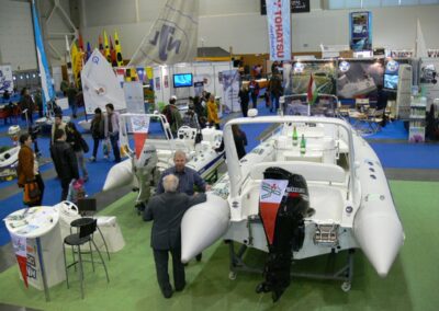 A Hanex területe a Budapest Boat kiállításon. Gumihajók Honda 75 lóerős és Suzuki 140 lóerős hajómotorral.