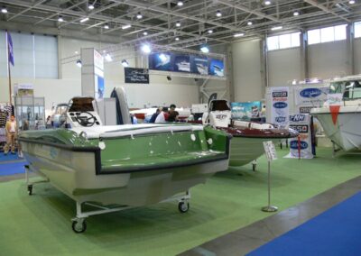 A Hanex területe a Budapest Boat kiállításon. Két darab saját gyártású ZF üvegszálas motorcsónakunk és Sió 540 kabinos kishajónk.